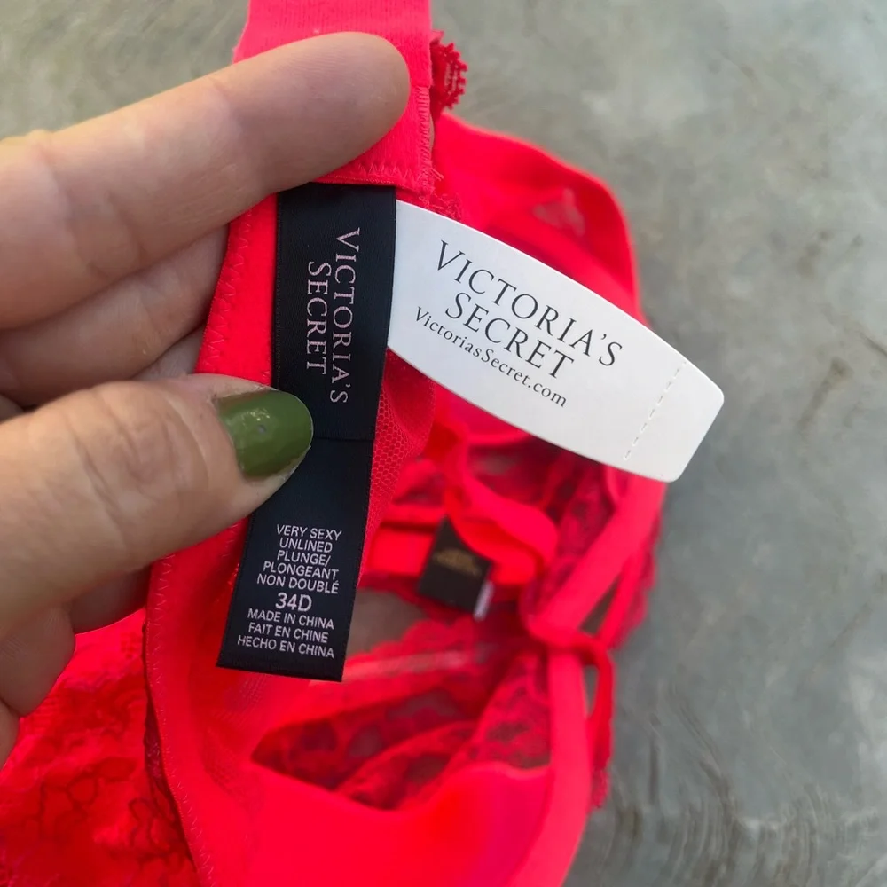 VICTORIA’S SECRET | NWT Bright Pink Very Sexy Unlined Lace Bra 34D